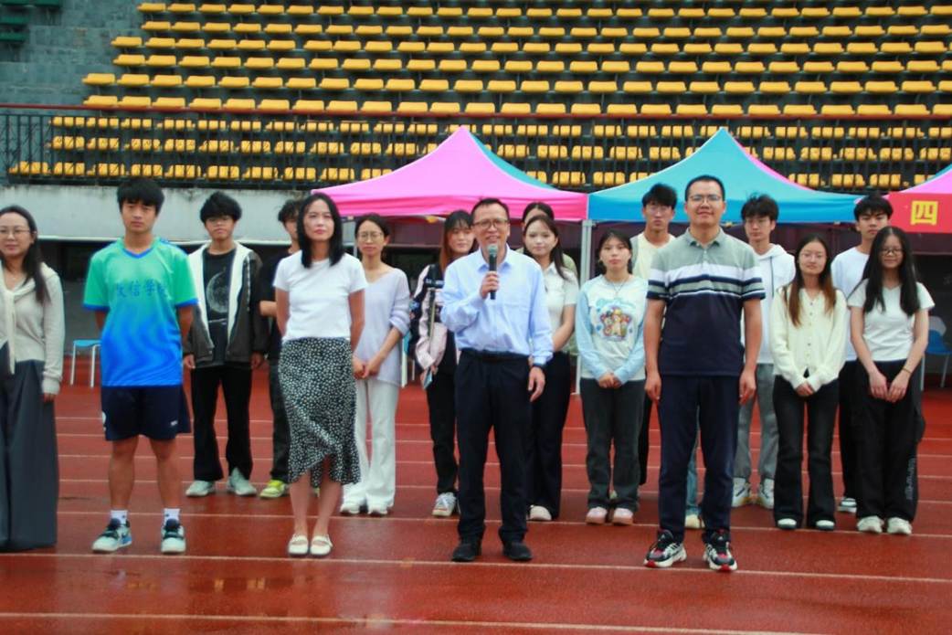 一群人站在一起合影 AI 生成的内容可能不正确。 一群人站在一起合影 AI 生成的内容可能不正确。