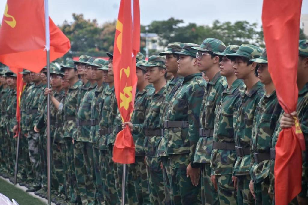 图片包含 户外, 人, 站, 男人 AI 生成的内容可能不正确。 图片包含 户外, 人, 站, 男人 AI 生成的内容可能不正确。